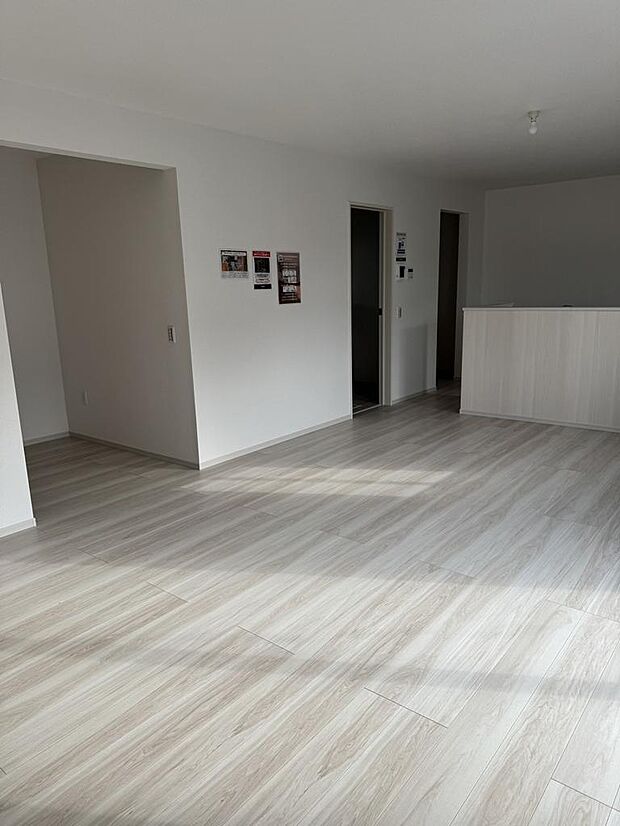 南向きで明るいリビング。開放感のある住空間。