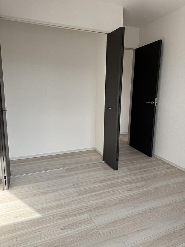 ウォークインクローゼット付きで収納豊富。