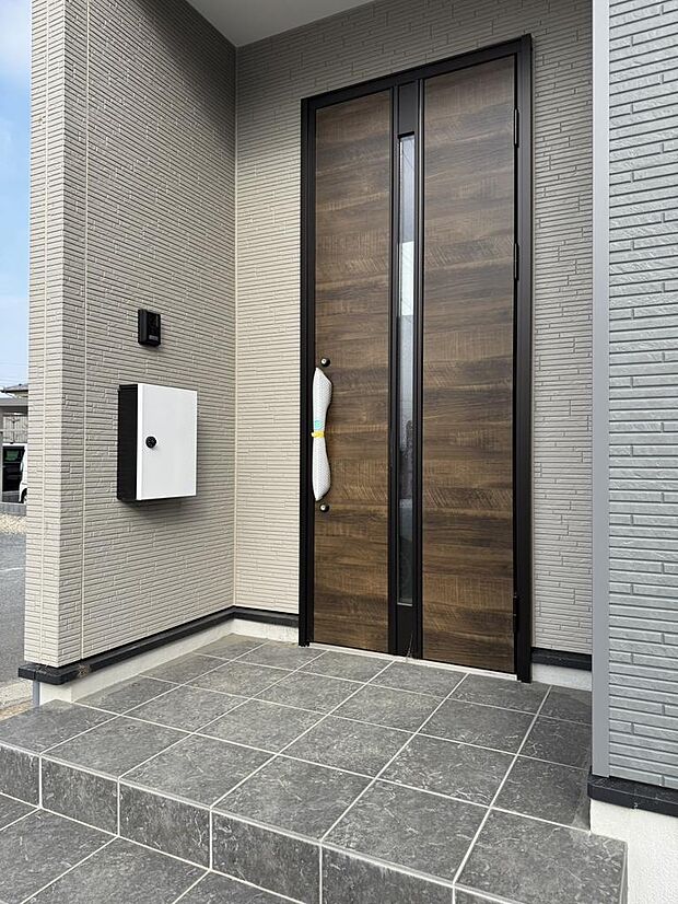 重厚感ある玄関アプローチ。来客時も好印象のデザイン。