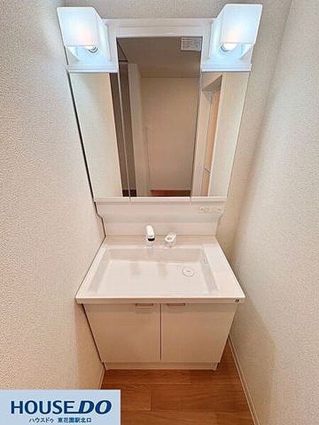 広々とした洗面ボウルは、衣類の手洗い時にも使いやすいサイズ感！水栓周りに凹凸が少ないため、お手入れも簡単です♪明るい照明が鏡越しに表情を照らし、一日の始まりを心地よくサポートします！
