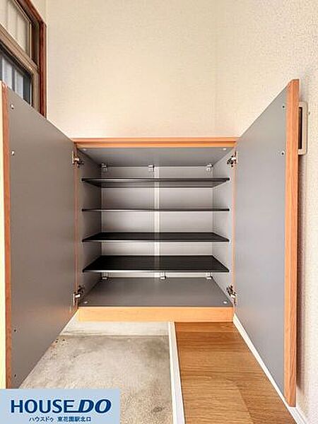 玄関には、棚の高さを自由に変えられる可動棚式のシューズボックスを完備！サンダルから背の高いブーツまで効率よく収まります♪玄関周りが片付くことで、毎日のお出かけや帰宅時も気持ちの良い空間を保てます！