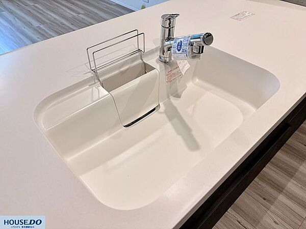 お手入れのしやすい継ぎ目のないワークトップと、浄水機能付きのシャワー水栓を採用♪大きな鍋も楽に洗えるワイドサイズのシンクは、家事の負担を軽減します！清潔感のあるデザインで、毎日を心地よく過ごせます♪