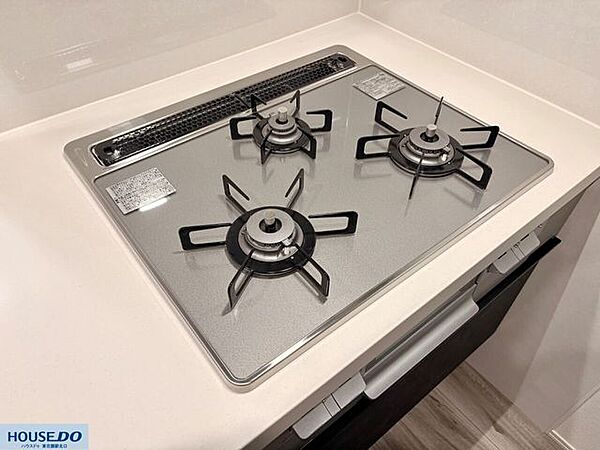 複数の調理が進められる、フラットなトッププレートの3口コンロ♪五徳を外すだけでサッと拭き掃除ができるため、油汚れも溜まりません！壁面は耐熱・防汚パネル仕様で、美しいキッチンを長く保つことができます♪