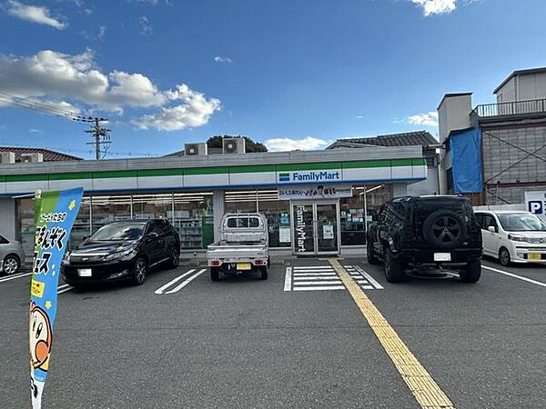 ファミリーマート　東大阪菱屋東店 600m