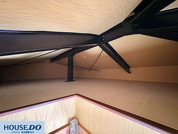 秘密基地のようなワクワクする屋根裏の空間！季節物の収納はもちろん、寝具を置いて寝室代わりにしたり、趣味に没頭する隠れ家にしたりと使い道は自由自在です♪自分だけの特別な空間作りを楽しめます！