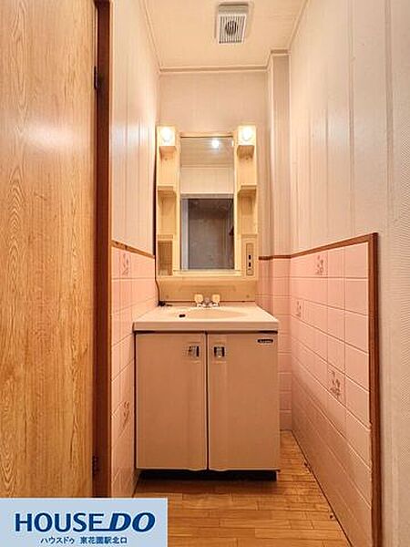 鏡の両脇に小物を置ける棚があり、洗面道具を整理して収納できます♪足元のキャビネットには掃除用具を隠して収納できるため、常に清潔な空間を維持できます！毎朝の準備が心地よく進むシンプルなデザインです♪