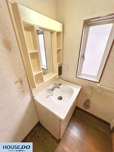 鏡の横には、歯ブラシや化粧品を整理して置けるオープン棚を配置。洗面台下部には収納扉があり、掃除用具やストック品を隠して収納できます！朝の身支度がスムーズに進むよう配慮された使い勝手の良い設計です♪