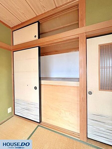 広々とした押入れがあり、お布団や季節物の家電もまとめて収納可能です！天袋も備わっているため、普段使わない道具もしっかり収まり、居室を広々と使うことができます♪