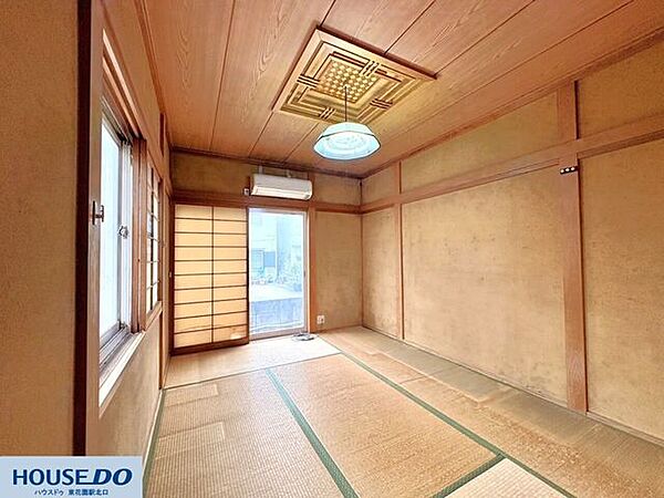 角部屋のような開放感があり、窓から差し込む光が畳を優しく照らします。障子を通した柔らかな光は、お昼寝や読書などのリラックスタイムにも適しており、季節ごとの風を肌で感じられる設計です。