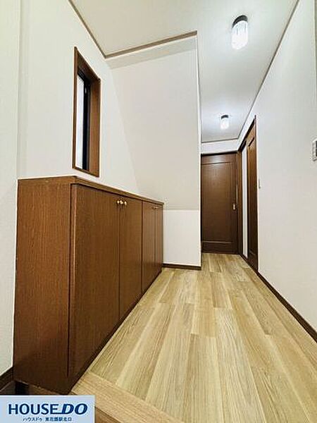 木の温もりに包まれるような、穏やかな雰囲気の玄関ホール。暖色の照明が空間を柔らかく照らし、帰宅した瞬間にホッと落ち着けるような、穏やかで静かな居心地の良さが漂います♪