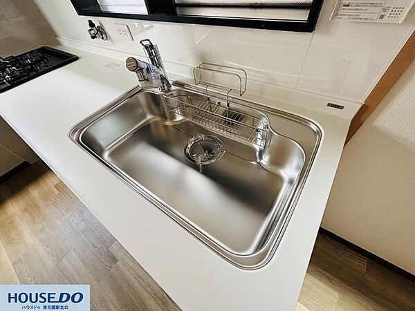 広々としたシンクは大きな鍋も洗いやすく、日々の片付けがスムーズに。浄水器内蔵のシャワー水栓や洗剤ラックも備わり、キッチン周りがすっきりと片付きます。シンク隅々まで掃除が行き届き、毎日の水仕事も快適に♪