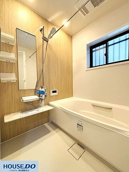 木目調のアクセントパネルが温かみを演出する浴室です。窓付きのため換気がしやすく、湿気がこもりにくい設計です。ゆったりとした浴槽は日々の疲れを癒やし、清潔感のある空間で心身ともにリラックスできます♪