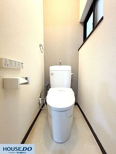 温水洗浄便座付きの清潔感あふれるトイレです。明るく心地よい空間に仕上げました。窓があるため自然光を取り入れやすく、換気もしやすい快適な環境です♪