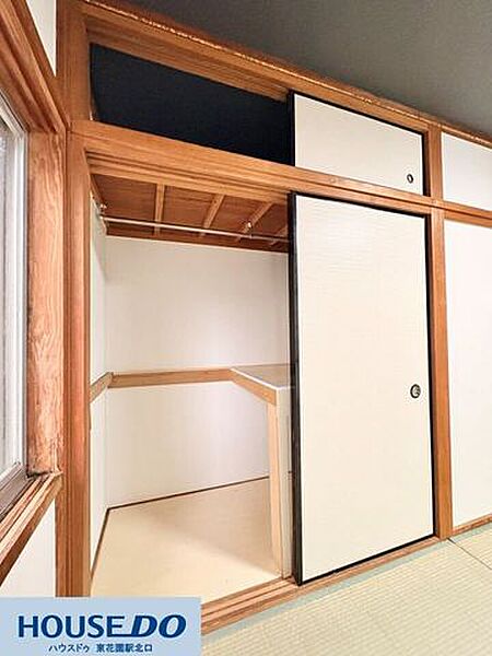 枕棚に加え、ハンガーパイプも設置された機能的な収納スペースです！天袋には普段使わない物を、ハンガーにはコート類を掛けておけるので大変便利です♪空間を無駄なく活用できる工夫が詰まっています！