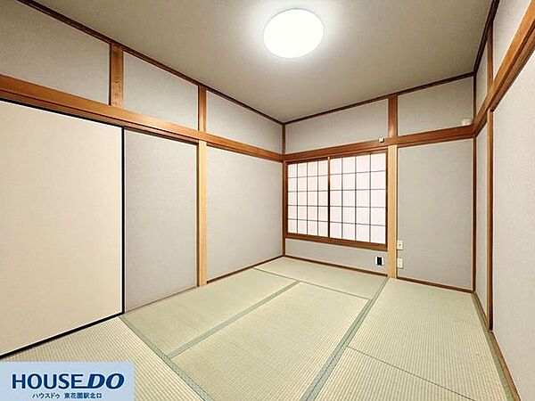 障子越しに柔らかな光が差し込む、落ち着いた居室です！壁面にはコンセントが複数配置されており、家電の設置もスムーズに行えます♪い草の調湿作用により、一年を通して過ごしやすい室内環境を保ちます！