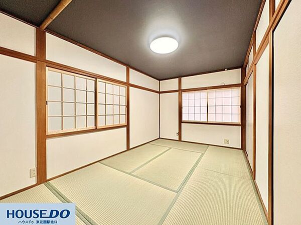 2方向に窓がある、風通しの良い和室です！障子から入る光が部屋全体を明るくし、開放感のある居心地を実現しています♪畳の上でゆっくりと読書をしたり、お昼寝をしたりと、穏やかな時間を過ごせます！