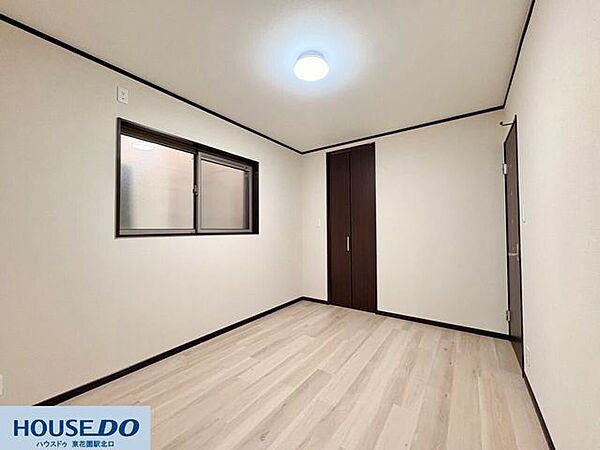 入り口からお部屋全体を見渡せる開放的な視点です！コンセントの位置も計算されており、デスクやテレビなどの家電配置に困りません♪日々の生活導線がシンプルにまとまっており、家事の合間の休憩も快適です☆