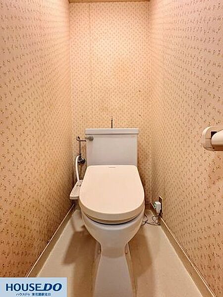 柔らかな色使いの壁紙が、落ち着いた空間を演出するトイレです！予備のトイレットペーパーなどを置ける棚も備わっています♪毎日使う場所だからこそ、清潔感のある雰囲気を大切にしています☆