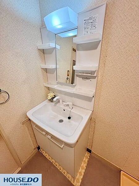コンパクトながら、機能的な洗面台！鏡裏の収納には、歯ブラシや化粧品などの小物をすっきりと収納できます♪毎日のお手入れも、簡単で清潔☆