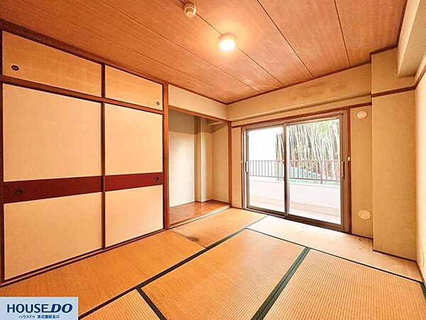 畳の温もりを感じながら、多目的に使える便利な一室です！障子や襖の縦横のラインが、空間に規律と落ち着きを与えてくれます♪客間としても、家族のくつろぎスペースとしても重宝します☆