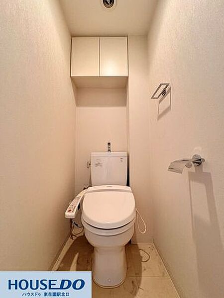 清潔感のあるトイレには、快適な温水洗浄便座が備わっています☆上部には扉付きの収納棚があり、トイレットペーパーのストックや掃除用品を隠してすっきり収納可能♪フロアも汚れが付きにくく、お掃除も簡単です！
