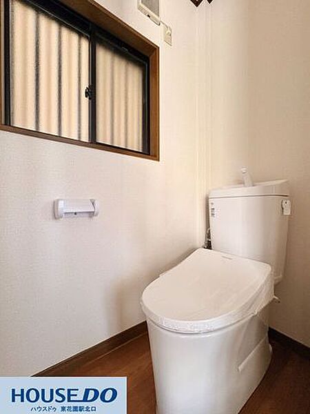 窓から自然光が入り、明るく爽やかな印象のトイレ！手洗い一体型タンクで空間を有効活用でき、節水にも繋がります♪温水洗浄便座完備で、毎日使う場所だからこそ清潔感と心地よさを大切にしたい方にぴったり☆