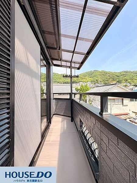 窓から光が入り込む明るいリビング！壁付けキッチンは空間を広く使え、ダイニングセットを置いてもゆとりがあります♪木目調のフローリングが温かみを感じさせ、穏やかな時間を過ごせそうな憩いの空間です☆
