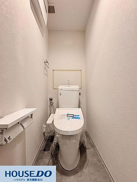 清潔感のある快適なトイレ空間です！温水洗浄便座を完備し、毎日気持ちよく使えます☆壁面の収納棚やペーパーホルダーなど、使いやすさに配慮した設備も充実。お掃除しやすいのも嬉しいポイントです♪