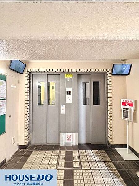 防犯カメラの映像を確認できるモニター付きのエレベーターです☆手指の消毒液も設置され、衛生面への配慮が嬉しいですね♪落ち着いた雰囲気のホールは、小さなお子様がいるご家庭でも安心して利用できる設計です！