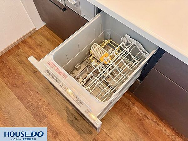 家事の時間を大幅に短縮できる、引き出し型の食器洗い乾燥機を完備♪手荒れの悩みも軽減され、食後の片付けを効率よく済ませられます！浮いた時間を団らんや趣味に充てるなど、ゆとりある暮らしをサポートします♪
