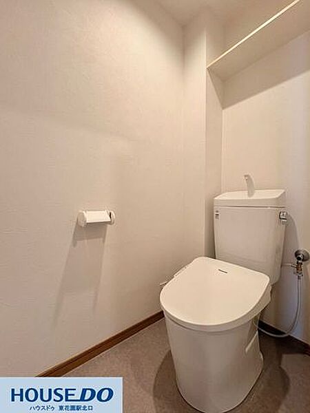白を基調とした清潔感のあるトイレ空間です♪温水洗浄便座付きで、毎日心地よくお使いいただけます！背面の棚にはお掃除用品やストックを置くことができ、限られたスペースを無駄なく活用できる設計です♪