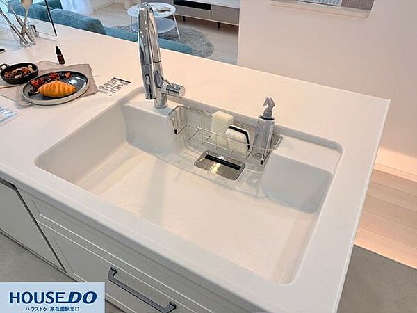 天板とシンクの継ぎ目がない一体型デザインで、水が溜まりにくくお手入れが簡単です！浄水器一体型のシャワー水栓を採用し、大きな鍋も楽に洗えます♪日々の家事の負担を軽減する、使い勝手を考えた工夫が満載です！