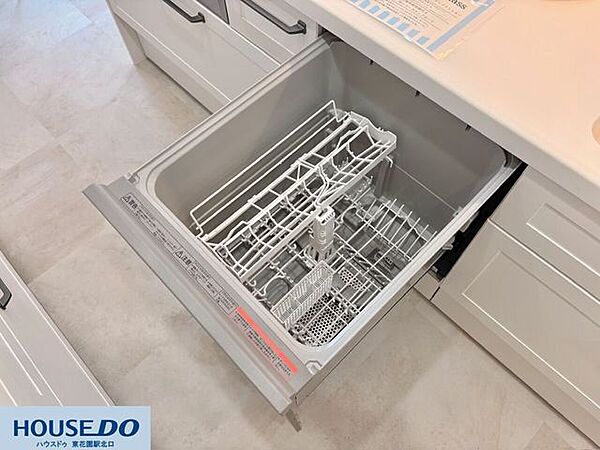 家事の時間を短縮してくれる、引き出し型の食器洗い乾燥機を完備しています♪大容量タイプなので調理器具や食器をまとめて洗浄でき、手荒れの悩みも解消します！節水効果も期待できる、毎日を助けてくれる設備です♪