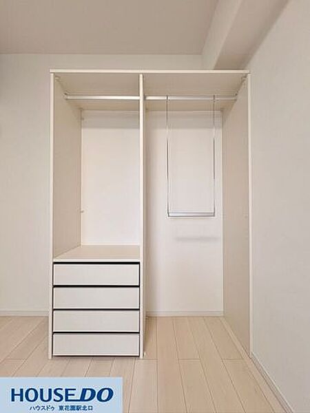 4段の引き出しとハンガーパイプがセットになった機能的な収納棚です♪衣類の種類に合わせて整理整頓がしやすく、お部屋をすっきり保てます！お気に入りの服を並べて、ショップのようなディスプレイも楽しめます！