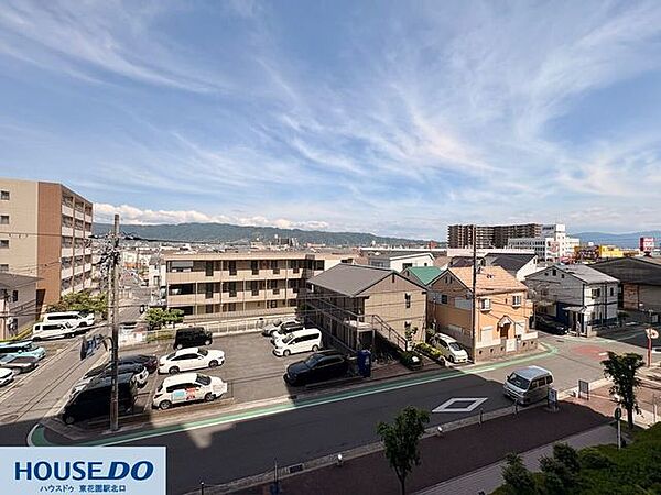 バルコニーからは遠くの山々を望む開放的な景色が広がります♪高い建物に遮られにくいため、青空を広く感じられるのが嬉しいポイント！視界が開けていると、毎朝の空気の入れ替えも心地よく感じられそうです♪