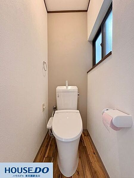 窓からの自然光が入る明るいトイレです！温水洗浄便座付きで毎日快適に使用できます♪アクセントクロスがおしゃれで清潔感のある空間！木目調のフロアが温かみを添えて、落ち着けるひとときを過ごせます♪