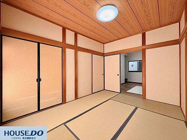 落ち着いた和の風情が漂う空間♪襖を開ければ隣室とつながり、開放感のある使い方が可能です！畳の柔らかな質感は、座ってくつろぐだけでなく、お子様が安心して遊べるスペースとしても重宝します♪