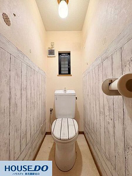 シャビーシックな木目調の壁紙が印象的なトイレ空間です♪窓からの通風も確保されており、明るく清潔感があります！温かみのある照明とこだわりの内装で、プライベートな時間も心地よく過ごせます♪