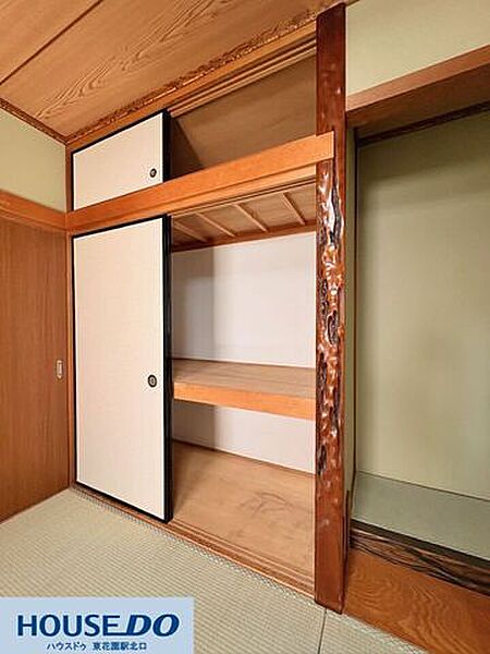 中段と天袋に分かれた、奥行きのある大容量の押し入れです！荷物の仕分けがしやすく、お部屋をいつでもすっきりと保てます☆美しい木目の飾り柱が、和の空間に落ち着きと上質な趣を添えています！
