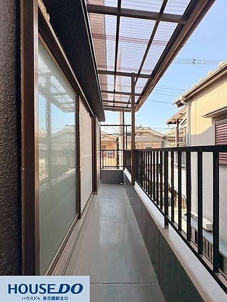 光が心地よく差し込む広々としたバルコニーです！屋根付きなので、急な雨でも洗濯物が濡れにくく安心☆お布団もしっかり干せるスペースがあり、毎日を気持ちよく、家事の手際もスムーズにしてくれます♪