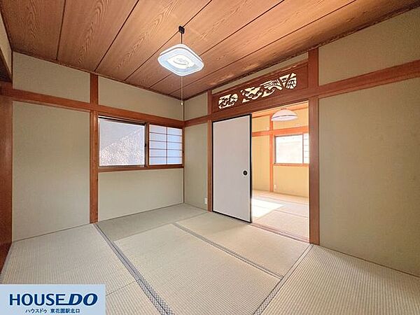 襖を開けると隣の部屋とつながり、開放的な大空間が広がります！い草の香りに包まれながら、寝転がってのんびりお昼寝するのも素敵☆親戚が集まったときや、お盆の集まりにも重宝する伝統的な間取りです♪