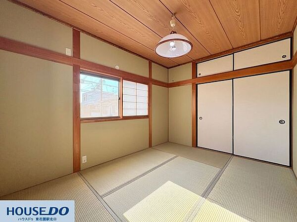畳の上へとまっすぐに差し込む、豊かな自然光が心地よい和室です！爽やかな風も通り抜けるため、夏の湯上がり時も快適に夕涼みが楽しめます☆心穏やかに、毎日のんびりとくつろげる落ち着いた空間です♪