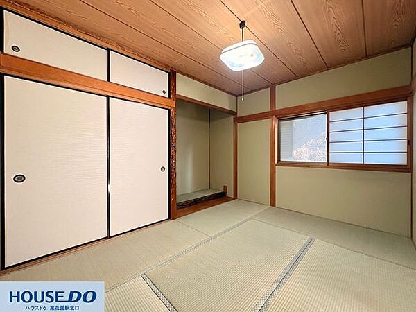 壁一面に大きな押し入れを備えた、お片付けがしやすい和室です！お布団や季節ごとの衣類、かさばる日用品もすっきりと収まります☆床の間風のスペースには、季節のお花や小物を飾って楽しむこともできます♪