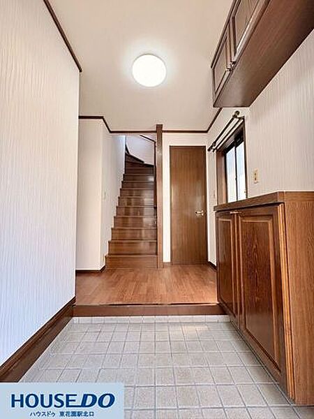 木の温もりを感じる落ち着いた雰囲気の玄関ホールです！大型のシューズボックスが備え付けられており、家族全員の靴をすっきりと収納できます♪散らかりがちな玄関をいつも綺麗な状態に保てます☆
