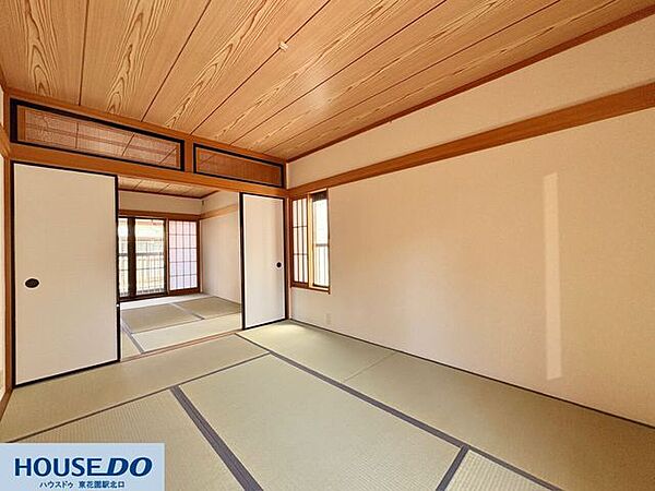 ふすまを開放することで隣の部屋と一体化できる広々とした和室！用途に合わせて空間を区切ったり繋げたりと柔軟に使えます☆欄間から光や風が通り抜け、家全体に開放感と心地よさをもたらす伝統的な間取りです♪