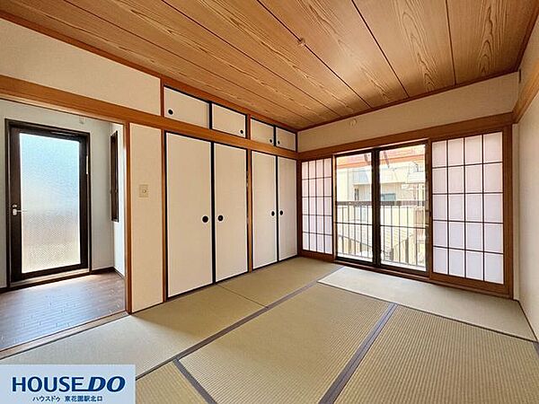 大きな掃き出し窓からたっぷりと日が差し込む明るい和室！壁一面に大容量の収納スペースが備わっており、部屋をすっきり保てます☆バルコニーへとすぐ出られるため、布団干しもスムーズに行える便利な間取りです♪