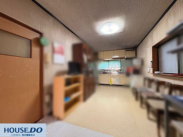 キッチンへとまっすぐ繋がる、家具を配置しやすいすっきりとした空間！手前側のスペースにテレビ台や収納棚をすっきりと収められます☆天井の照明が室内を隅々まで明るく照らし、開放感を演出します♪