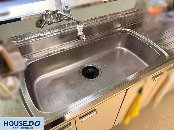 大きめの鍋やフライパンも楽に洗える、広々としたステンレス製のシンク！水はねを抑える工夫があり、毎日の片付けがスムーズに捗ります☆使い込まれた設備ながら、丁寧にお手入れされていて清潔感があります♪
