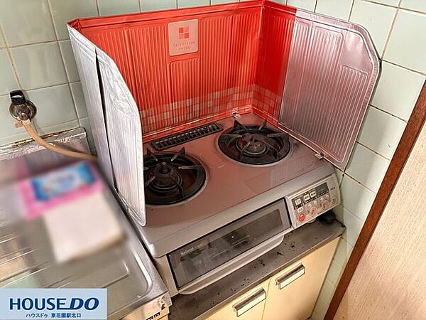同時調理に便利な2口のガスコンロと、魚焼きグリルを搭載！手元のボタンで火力調節やタイマー設定が簡単に操作できます☆周囲の壁はタイル仕様でお手入れがしやすく、油汚れもサッと拭き取れてお掃除楽々です♪