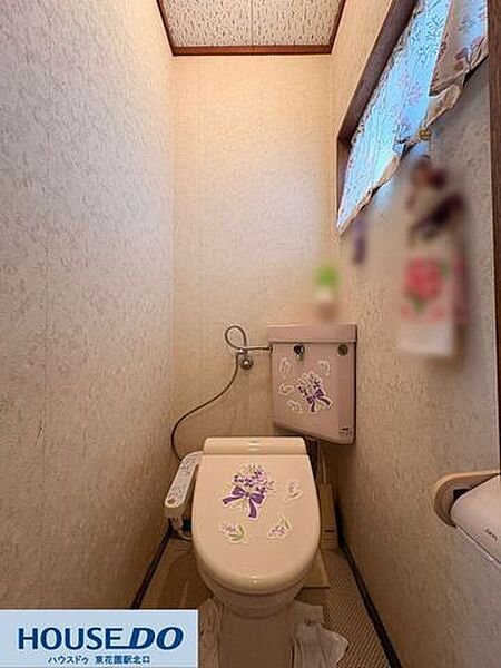 快適に使用できる温水洗浄便座付きのレストルーム！コンパクトながら、上部に窓が設置されているため自然換気ができて衛生的です☆好みのインテリア小物やカバーで空間のアレンジも楽しめます♪
